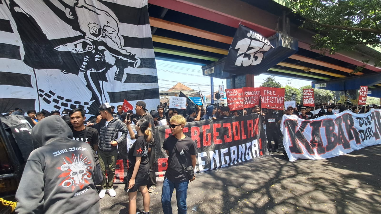 Geruduk PN Kelas 1A, Ratusan Arek Malang Demo Kawal Sidang Vonis 8 Tahanan Pendemo Kantor Arema FC 2 Sidang vonis Tahanan Pendemo Kantor Arema FC.