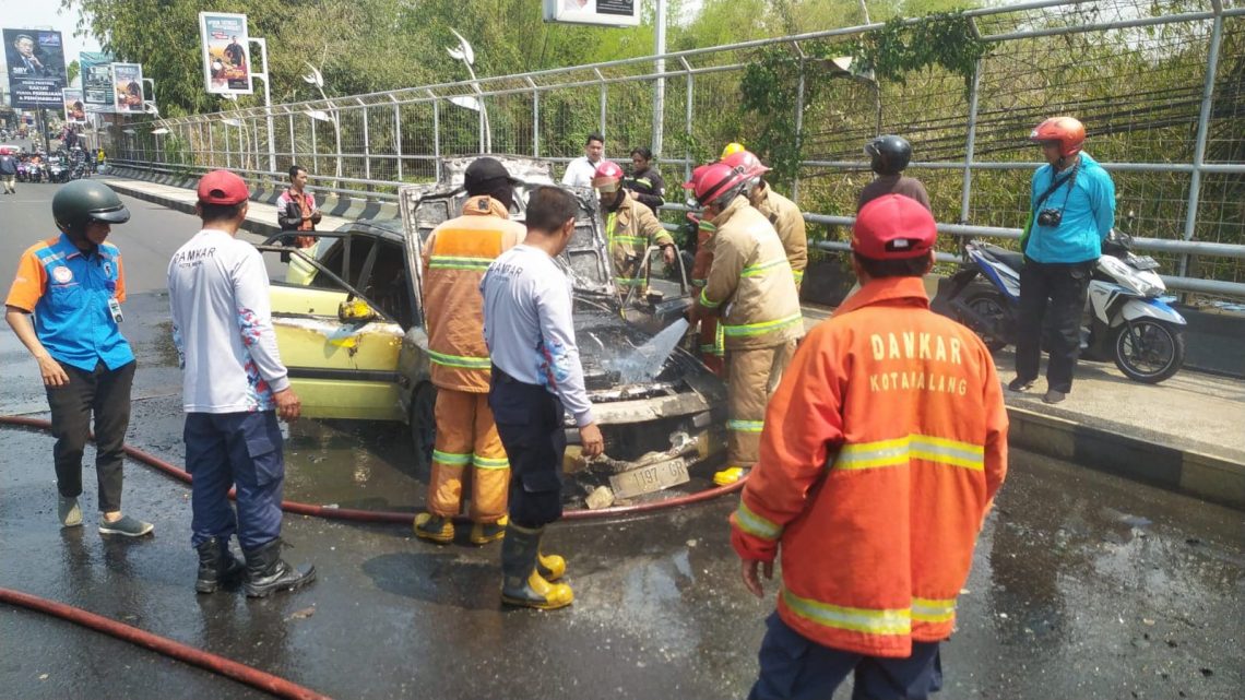 Mobil terbakar.