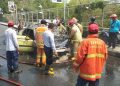 Mobil terbakar.