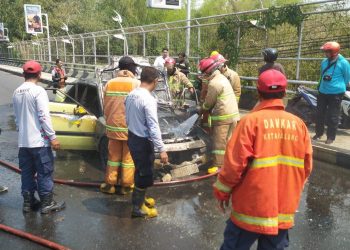 Mobil terbakar.