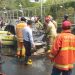 Mobil terbakar.