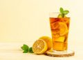 minum lemon tea.