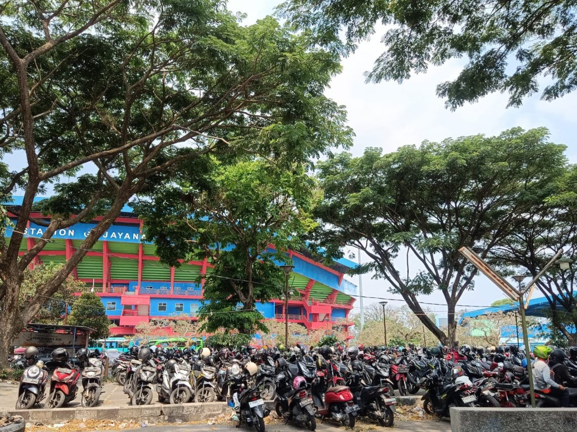 Parkir bersusun.