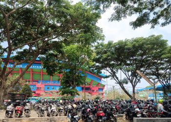 Parkir bersusun.