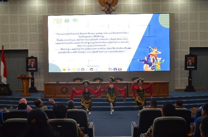 FIK UM Sukses Gelar Seminar Nasional Keolahragaan dan Call for Papers LPTK Cup XII 2 Seminar nasional FIK UM.