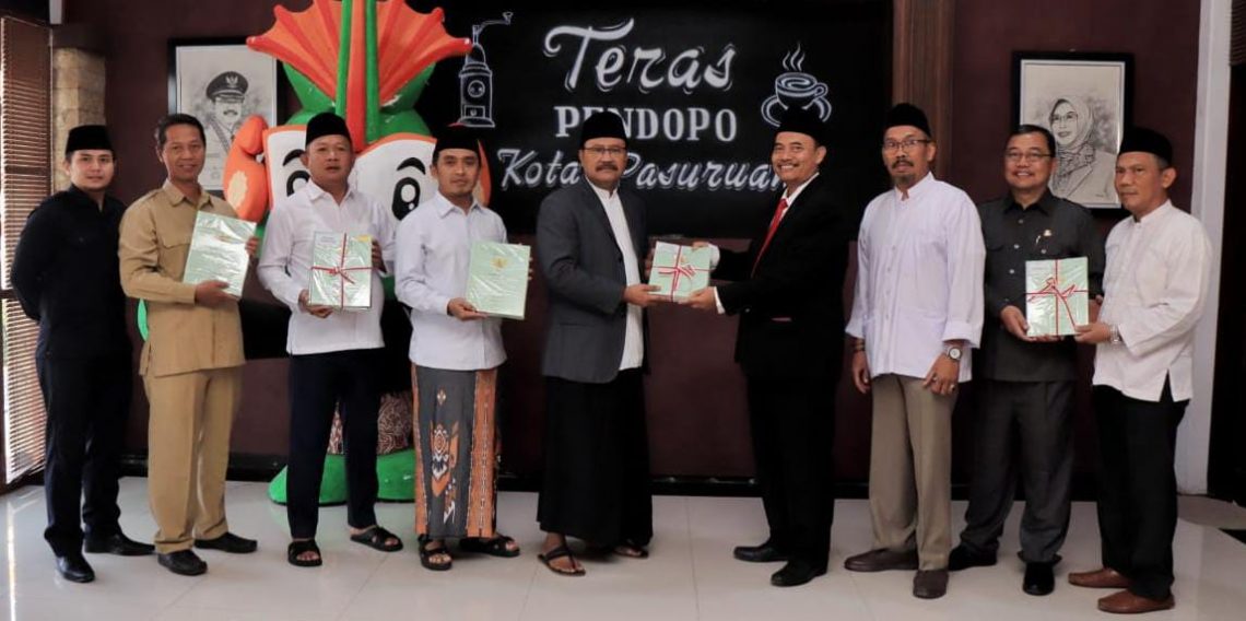 BPN menyerahkan sertifikat aset tanah ke Wali Kota Pasuruan, Syaifullah Yusuf, di Rumah Dinas Wali Kota Pasuruan. Foto: dok Kominfo Kota Pasuruan