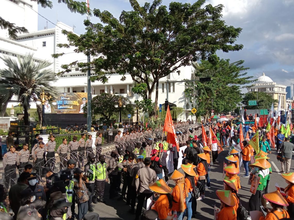 MK Putuskan Gugatan UU Ciptaker Hari Ini, Ratusan Buruh Jatim Bakal Kawal di Grahadi Surabaya 1 MK Tugu Jatim
