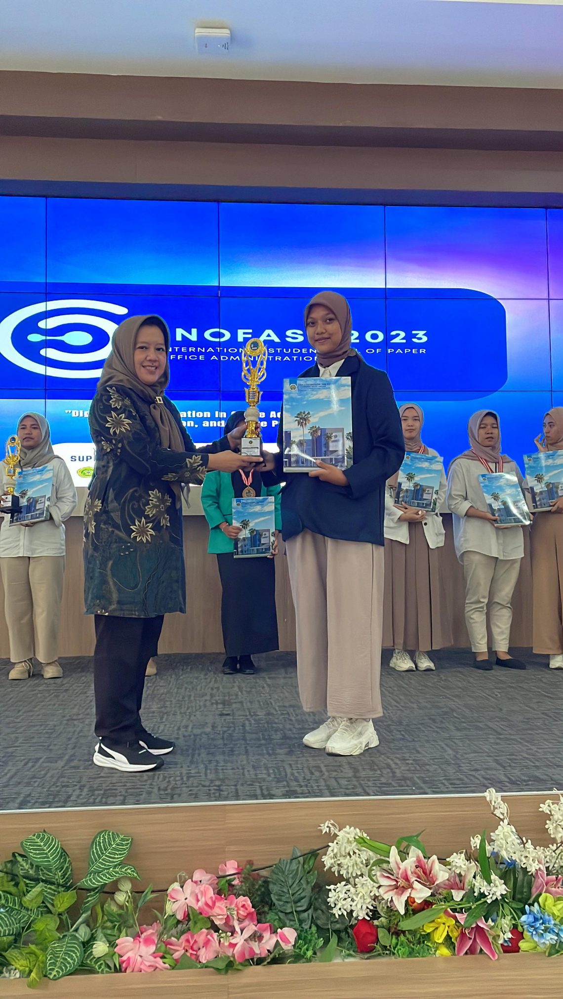 Siswa SMKN 1 Turen, Viviana Anggun Juara 1 International Office Administration Student 1 smkn 1 turen tugu jatim