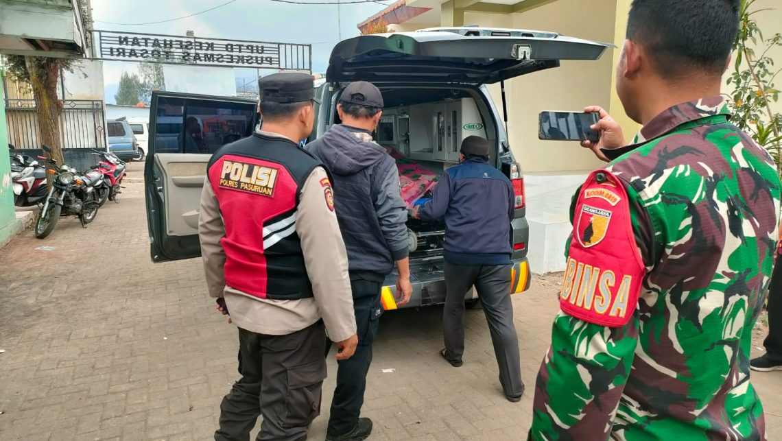 Polisi mengevakuasi jasad pria pemandu wisata yang tewas di Bukit Kingkong, kawasan Gunung Bromo. Foto: dok Polsek Tosari