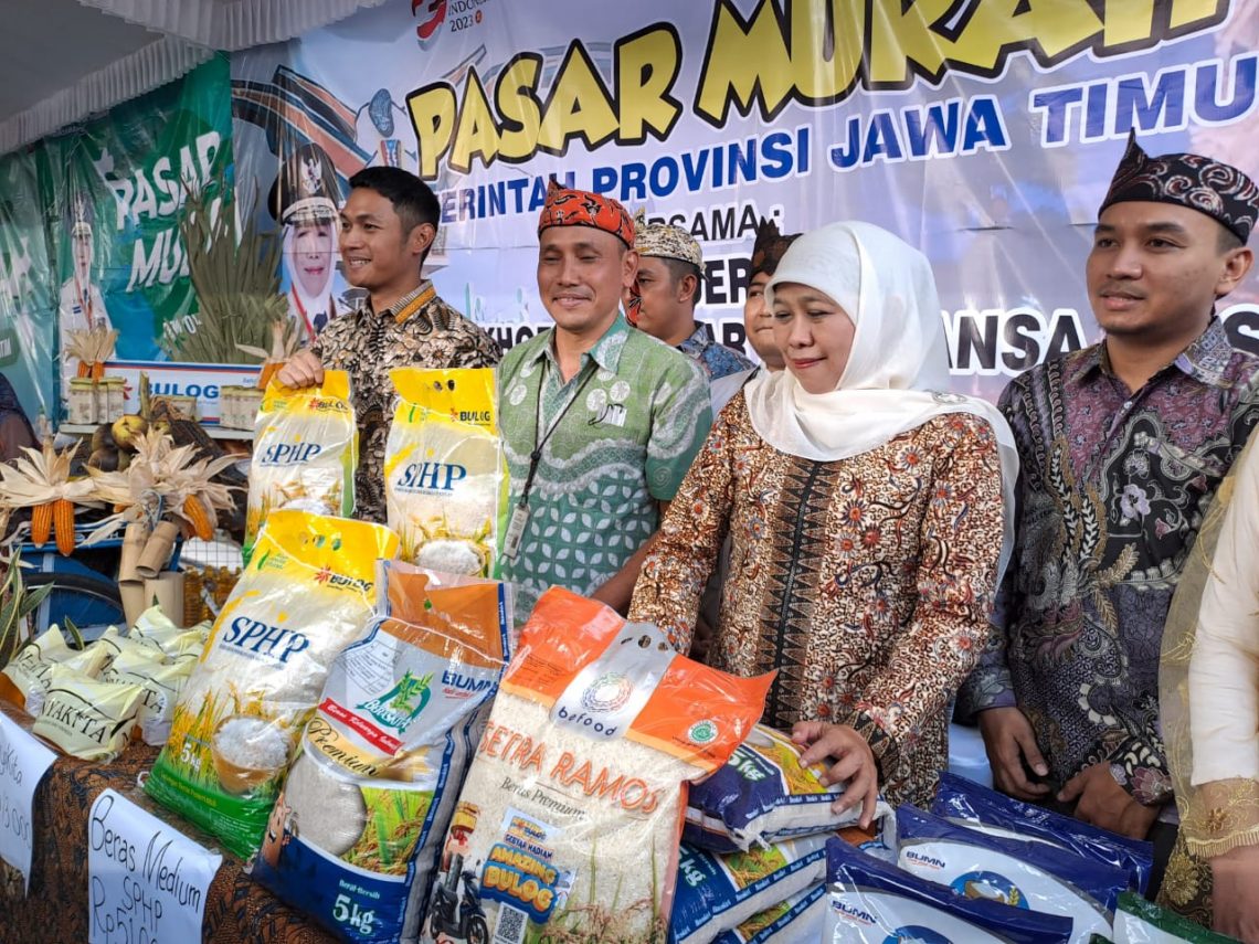 Pemprov Jatim Hadirkan Sembako Murah di Tuban, Upaya Jaga Stabilitas Harga Bahan Pokok 1 Gubernur Jawa Timur, Khofifah Indar Parawansa mengunjungi stan beras bulog yang dijual di pasar murah. Foto: Rochim/Tugu Jatim