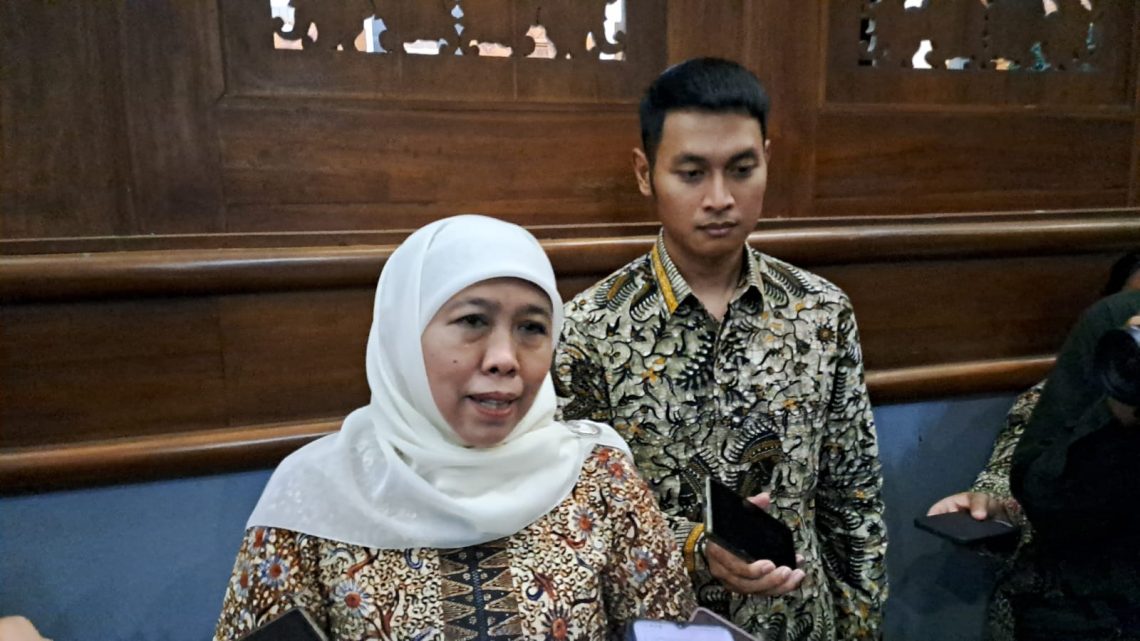 Khofifah Pastikan Stok Beras Jatim Aman Sampai Akhir 2023 1 khofifah tugu jatim
