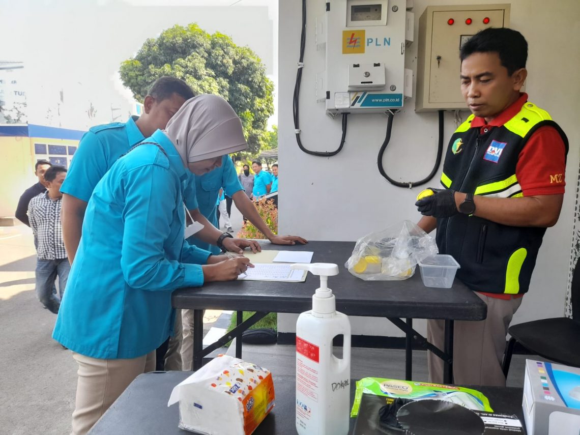 Anggota Satreskoba Polres Tuban mendata diri dan mengambil wadah sampel urine. Foto: dok Satreskoba Polres Tuban