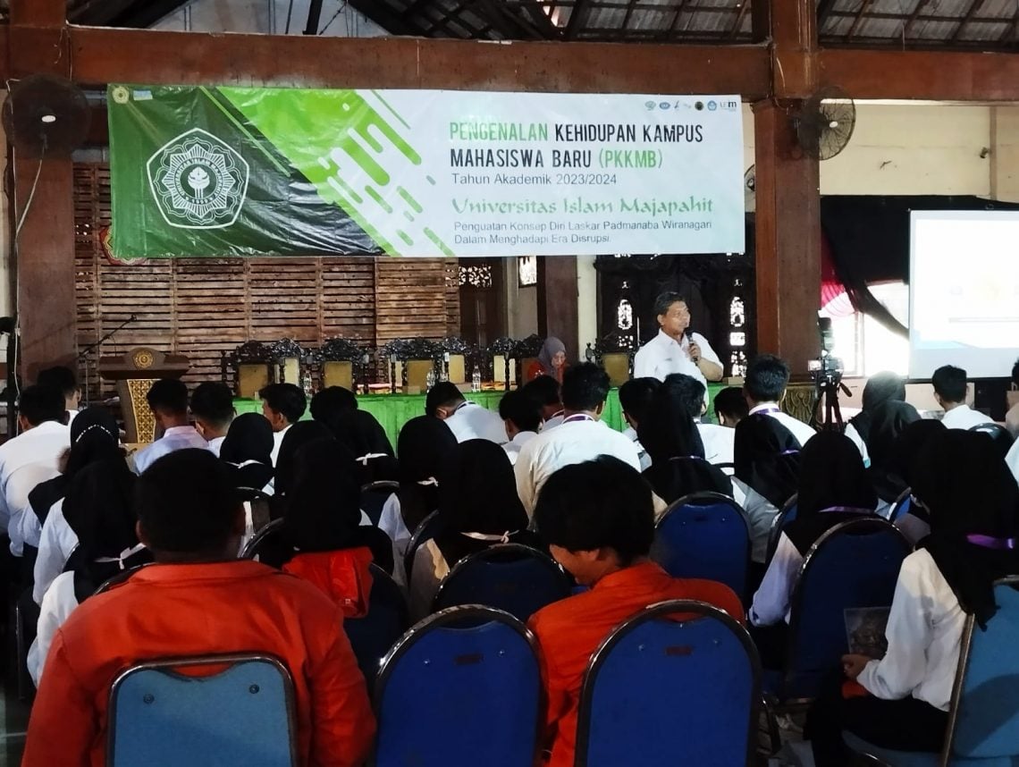 Ainul Yaqin memberi materi PKKMB 2023/2024 di Graha Nuswantara lantai II Unim Mojokerto. Foto: Hanif Nanda/Tugu Jatim