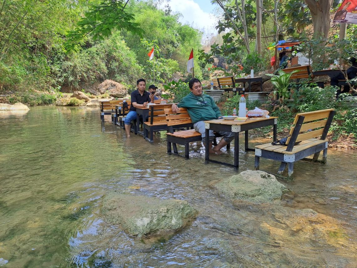Suasana Kopi Pinggir Kali di Desa Boto, Kecamatan Semanding, Kabupaten Tuban. Foto: Rochim/Tugu Jatim