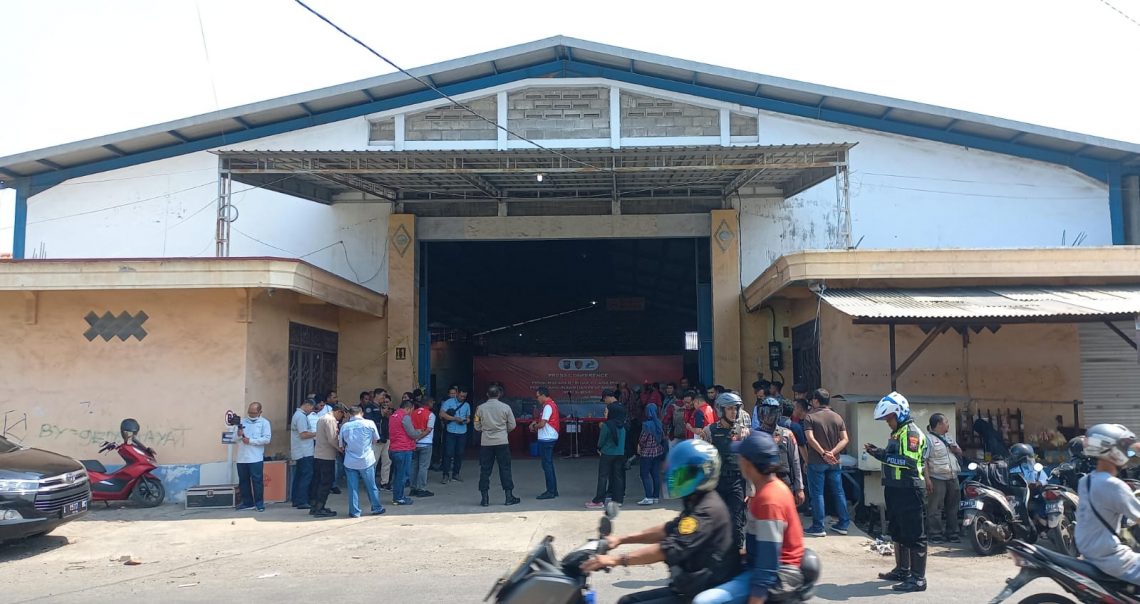 Gudang penimbunan solar PT MCN di Jalan Komor Yos Sudarso, Kota Pasuruan. Foto: Laoh Mahfud/Tugu Jatim