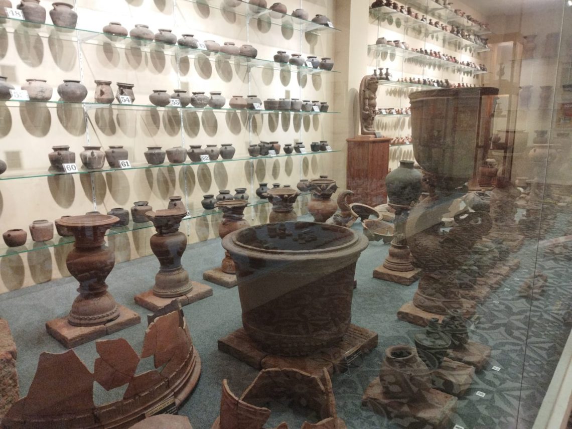 Menengok Peninggalan Kerajaan Majapahit dan Koleksi Cagar Budaya di Museum Ganesya Malang 1 Koleksi beragam gerabah peninggalan Kerajaan Majapahit dan Singasari. Foto: Yona Arianto/Tugu Jatim