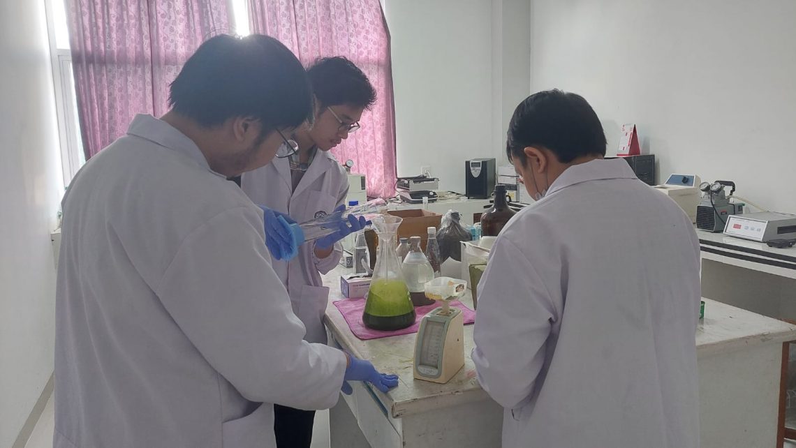 Mahasiswa Departemen Kimia dan Pendidikan Dokter Universitas Brawijaya Malang berkolaborasi melakukan riset. Foto: Yona Arianto/Tugu Jatim