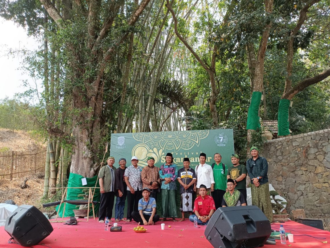 Hari Kedua Festival Sekarbanjar Lesbumi NU Kota Malang Usung Dialog Kebudayaan 1 Foto bersama Budayawan sekaligus Ketua Lesbumi PBNU, KH M Jadul Maula. Foto: Rahmatika Putri/Tugu Jatim