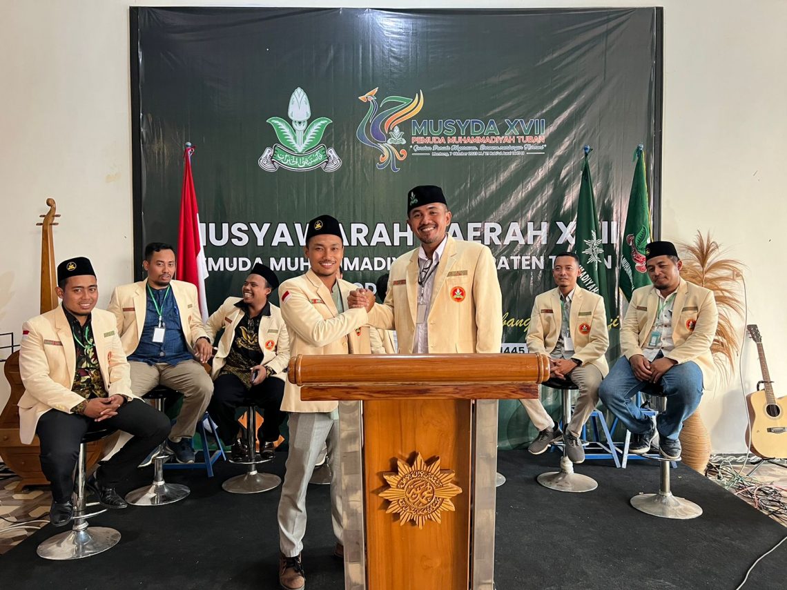 M Amin Yusron (kiri) terpilih sebagai Ketua Pimpinan Daerah Pemuda Muhammadiyah Kabupaten Tuban menggantikan ketua periode sebelumnya, M Chusnul Yakin (kanan). Foto: dok PD Pemuda Muhammadiyah Tuban