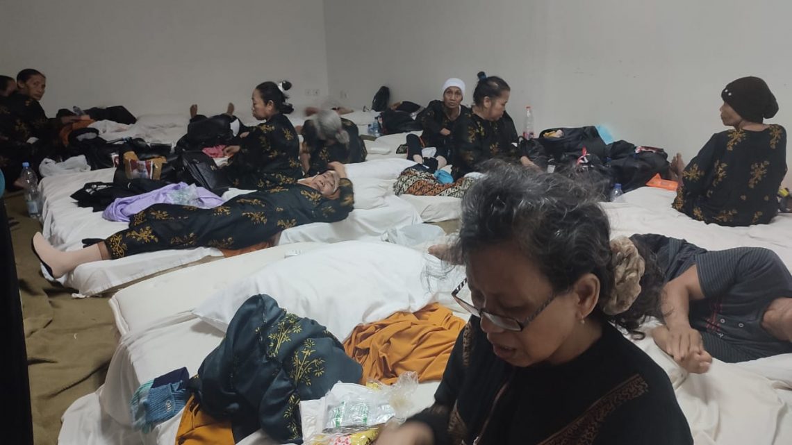 89 Jemaah Umrah Terlantar di Bandara Juanda Sidoarjo, Bendahara Anshor Jatim Turun Tangan 1 89 jemaah umrah terlantar di PAM Bandara Juanda, Sidoarjo. Foto: Dok Chatour Travel