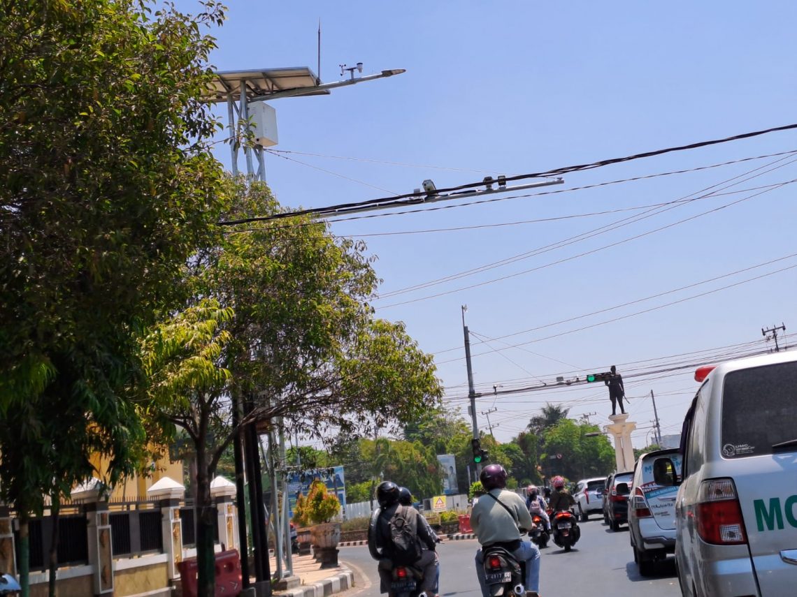 Kamera ETLE yang terpasang di Perempatan Bundaran Patung Letda Sucipto, Tuban. Foto: Rochim/Tugu Jatim