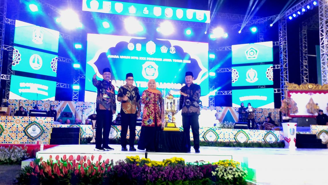 Gubernur Jatim, Khofifah Indar Parawansa bersama Wali Kota Pasuruan (dua dari kanan) Saifullah Yusuf (paling kanan) menyerahkan piala juara umum MTQ ke XXX tingkat Jatim kepada Bupati Lamongan, Yuhronur Efendi (paling kiri). Foto: Laoh Mahfud/Tugu Jatim