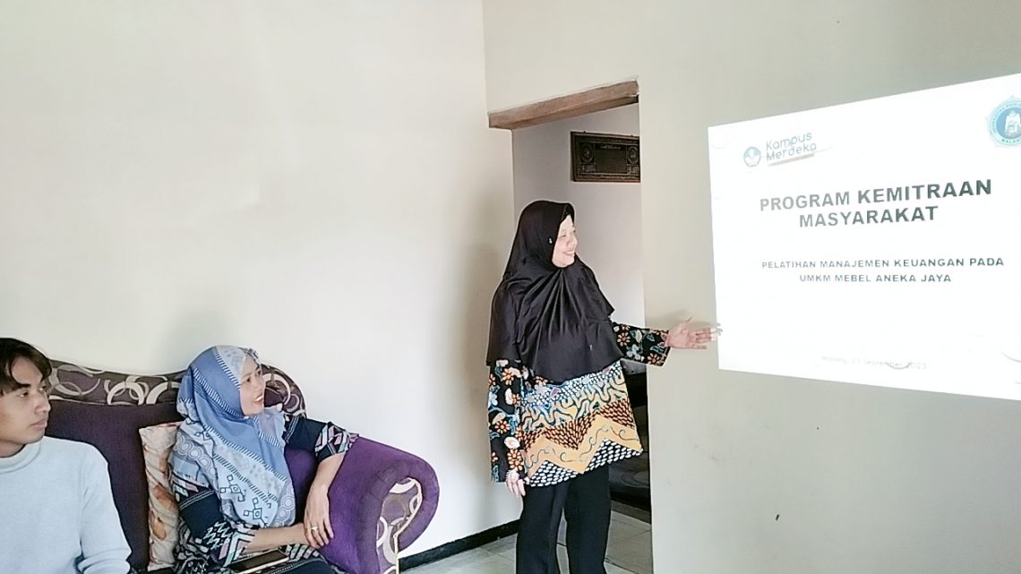 Tim Dosen Unikama, Supami Wahyu Setyowati memberi pelatihan manajemen keuangan pada UMKM Mebel Aneka Jaya. Foto: dok Unikama