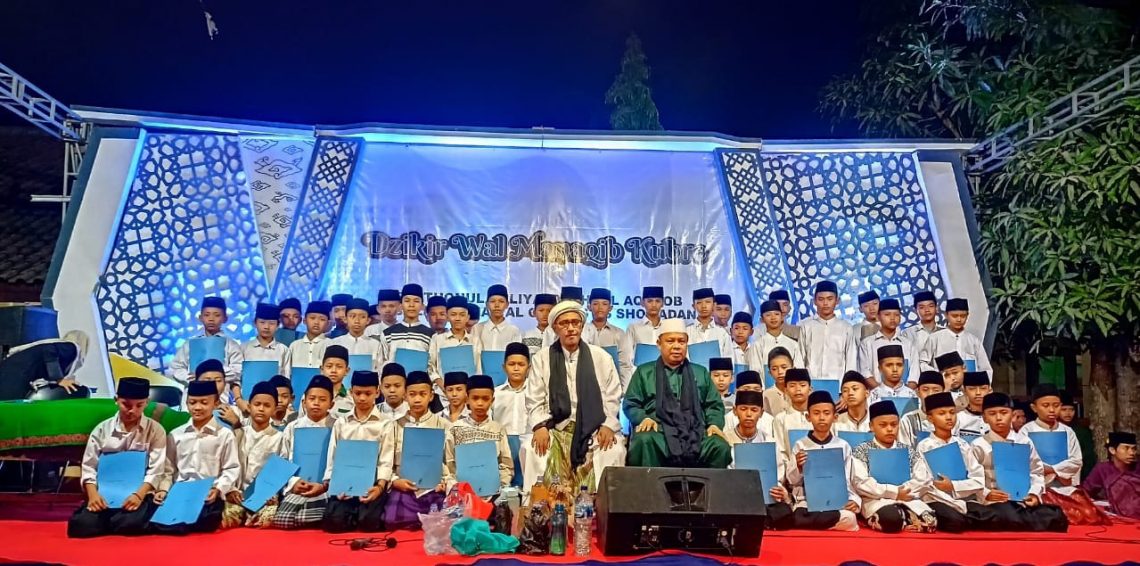 Peringatan Maulid Nabi dan Dzikir Manakib Kubro Syekh Abdul Qodir Jaelani yang digelar di Pondok Pesantren (Ponpes) Kebon Kelapa Al Ma'rifah Cirebon. Foto: Joko Susanto/Tugu Jatim