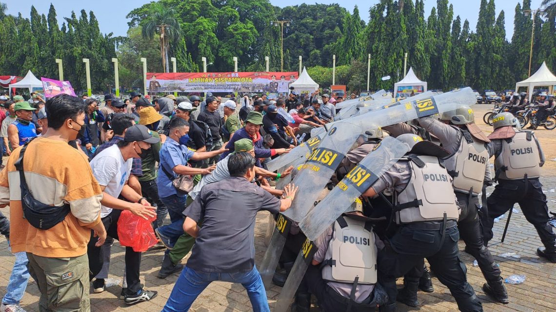 Suasana Alun-alun Tuban Mencekam, Ada Apa? 1 Petugas melakukan simulasi menangani pihak-pihak yang tak terima hasil pemilu. Foto: Rochim/Tugu Jatim