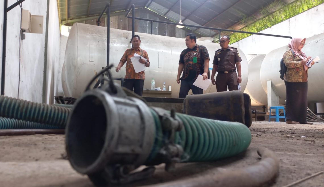 Majelis hakim PN Pasuruan, JPU, dan kuasa hukum tiga terdakwa melakukan sidang pemeriksaan di gudang penimbunan solar di Kota Pasuruan. Foto: Laoh Mahfud/Tugu Jatim