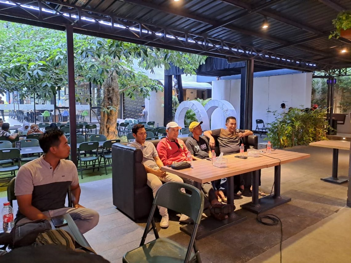 Pertemuan antara suporter Persatu Tuban dengan Askab PSSI dan pemilik saham Persatu di Restoran D'Sultan Tuban, pada Kamis (12/10/2023). Foto: Rochim/Tugu Jatim