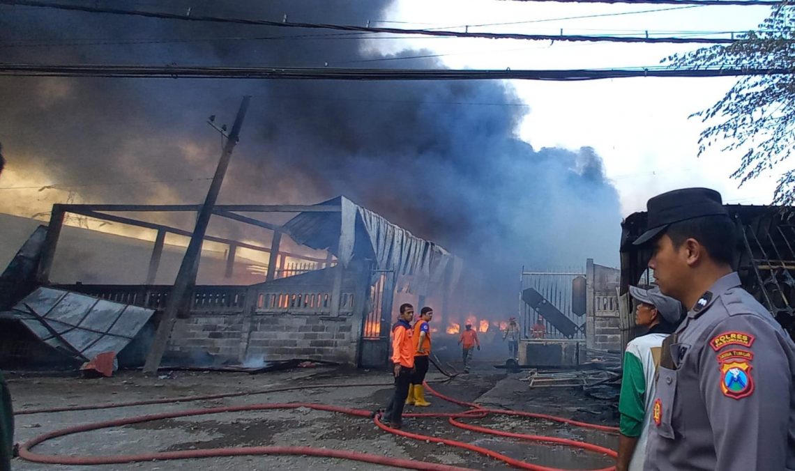 Gudang Rongsokan Pabrik di Pasuruan Terbakar, Jalur Arah Malang Ditutup 1 Kondisi kebakaran gudang rongsokan pabrik di Kejayan, Pasuruan. Foto: Laoh Mahfud/Tugu Jatim