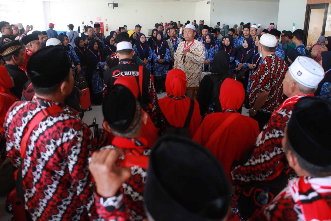 Chatour Arofahmina Berangkatkan 95 Jemaah Umrah yang Sempat Tertunda, Jemaah: Kami Percaya Arofahmina 1 Chatour Arofahmina berangkatkan 97 jemaah melalui Terminal II Internasional Bandara Juanda, Sidoarjo, pada Sabtu (14/10/2023). Foto: Ben/Tugu Jatim