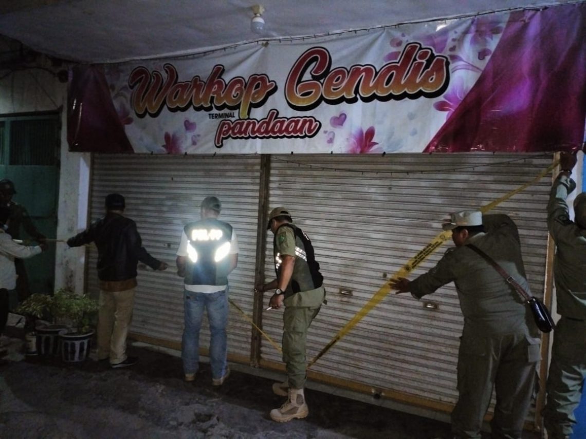 Dinilai Langgar Aturan, Warkop di Terminal Pandaan Pasuruan Disegel 1 Satpol PP menyegel warkop di Terminal Pandaan, Pasuruan. Foto: dok Satpol PP Kabupaten Pasuruan