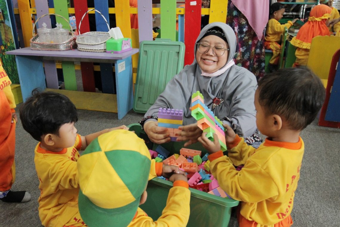 Anak-anak PAUD IT Insan Mulia bermain bersama dosen PG PAUD Unikama. Foto: dok Humas Unikama
