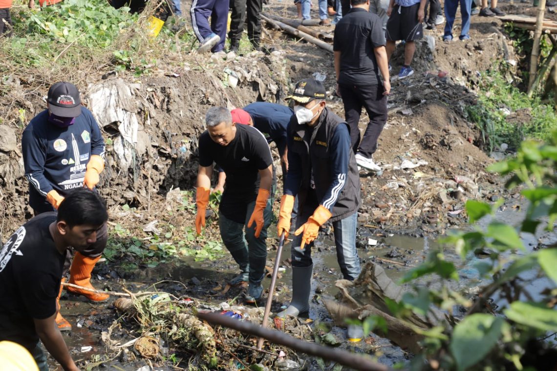 Pj Wali Kota Malang, Wahyu Hidayat turun langsung membersihkan sampah. Foto: dok Humas Pemkot Malang