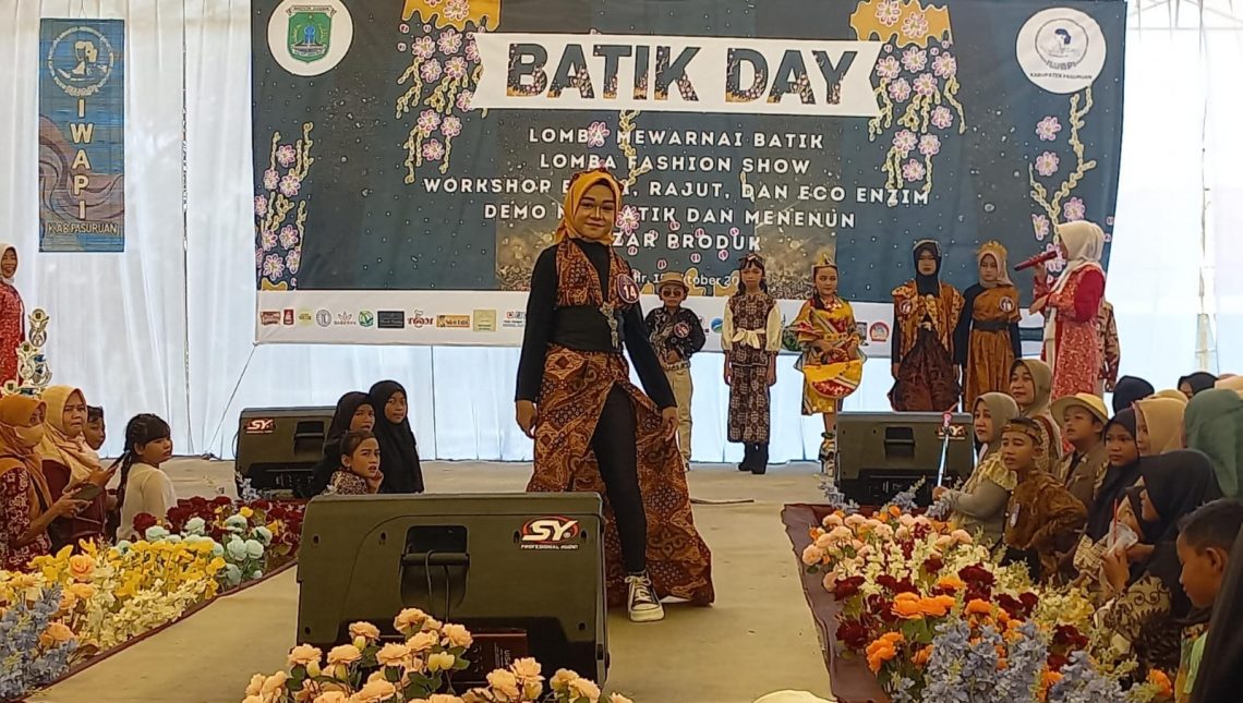 Iwapi Kabupaten Pasuruan Kenalkan Batik Sejak Dini Lewat Fashion Show dan Mewarna Dengan Cat Alami 1 Event fashion show batik yang digelar Iwapi Kabupaten Pasuruan. Foto: Laoh Mahfud/Tugu Jatim