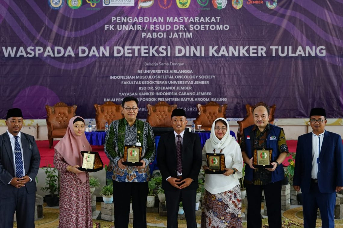 Santri Ponpes Baitul Arqom Jember Belajar Deteksi Dini Kanker Tulang 1 Suasana seminar "Waspada dan Deteksi Dini Kanker Tulang” yang dilakukan dalam rangka pengabdian masyarakat FK Unair menggandeng PABOI Jatim di Pondok Pesantren Baitul Arqom, Balung, Jember, pada Sabtu (14/10/2023). Foto: dok FK Unair