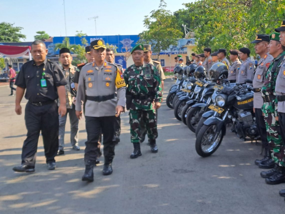 Kapolres Tuban, AKBP Suryono bersama Forkopimda Tuban mengecek personel Operasi Mantap Brata Semeru Pemilu 2024 di Mapolres Tuban. Foto: Rochim/Tugu Jatim
