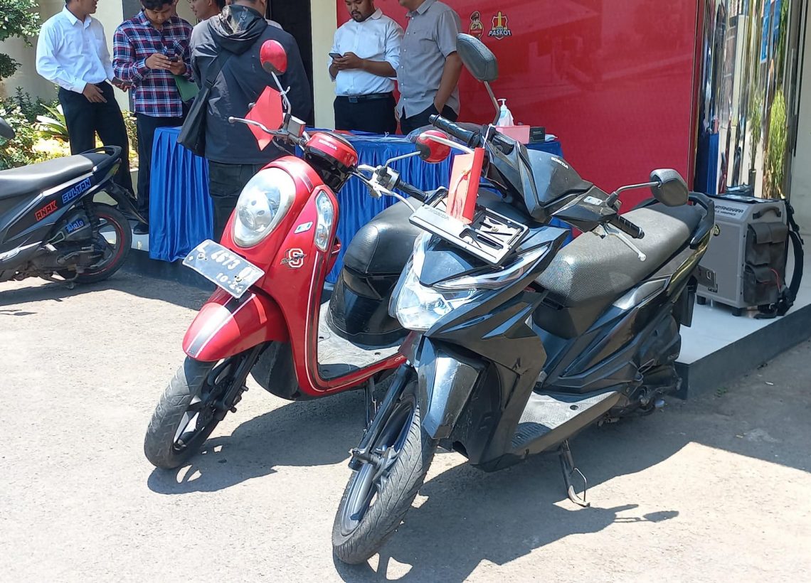 Barang bukti motor Honda Beat dan Honda Scoopy yang dicuri tersangka Nasikhudin dan penadah Ichwan Rudiansyah. Foto: Laoh Mahfud/Tugu Jatim