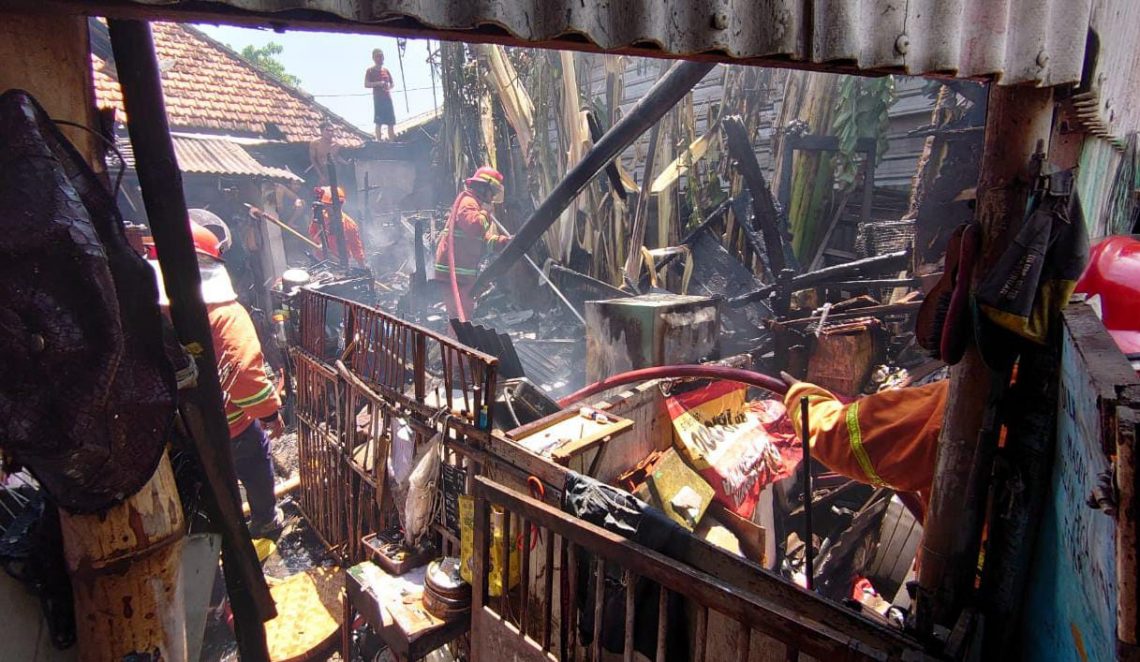 Wajah Wanita di Pasuruan Luka Bakar Saat Padamkan Kebakaran di Rumahnya 1 Kondisi kebakaran rumah di Jalan Hang Tuah, Kelurahan Ngemplakrejo, Kecamatan Gadingrejo, Kota Pasuruan, pada Kamis (19/10/2023). Foto: dok BPBD Kota Pasuruan