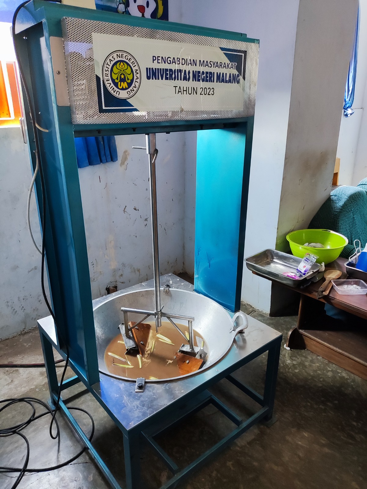 Fakultas Teknik Universitas Negeri Malang Bantu Warga Tulungagung Hasilkan Produk Instan Empon-empon 3 WhatsApp Image 2023 10 19 at 14.58.48 1