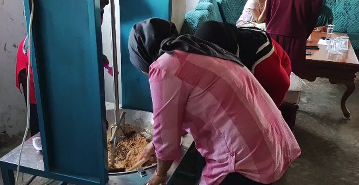 Fakultas Teknik Universitas Negeri Malang Bantu Warga Tulungagung Hasilkan Produk Instan Empon-empon 2 WhatsApp Image 2023 10 19 at 14.58.48
