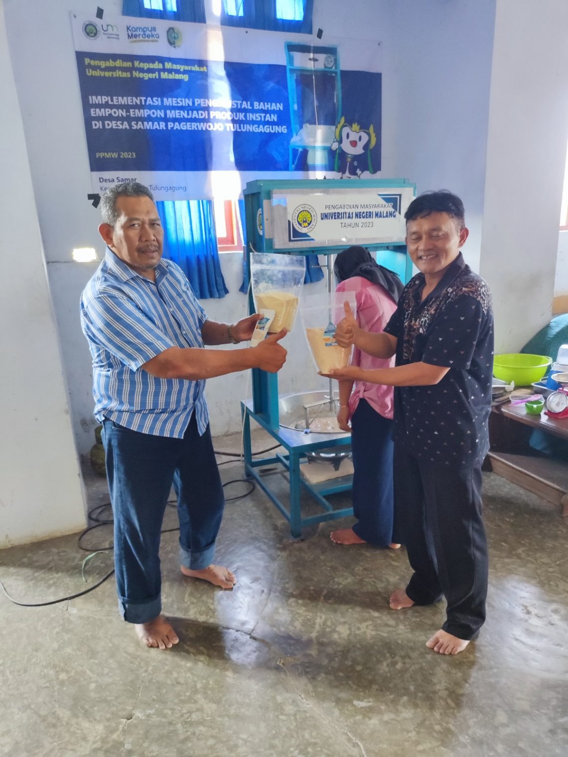 Fakultas Teknik Universitas Negeri Malang Bantu Warga Tulungagung Hasilkan Produk Instan Empon-empon 1 Pengabdian kepada masyarakat yang dilakukan FT UM bantu warga Desa Samar olah empon-empon menjadi produk instan. Foto: dok UM