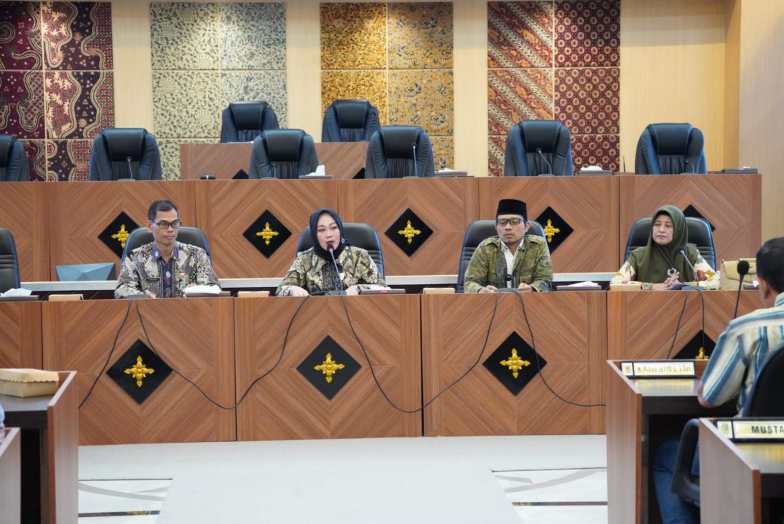 Rapat antara Ketua Komisi IV DPRD Tuban, Tri Astuti dan anggotanya bersama Kadisdik Tuban, Abdul Rahmat (kiri). Foto: dok Humas DPRD Tuban