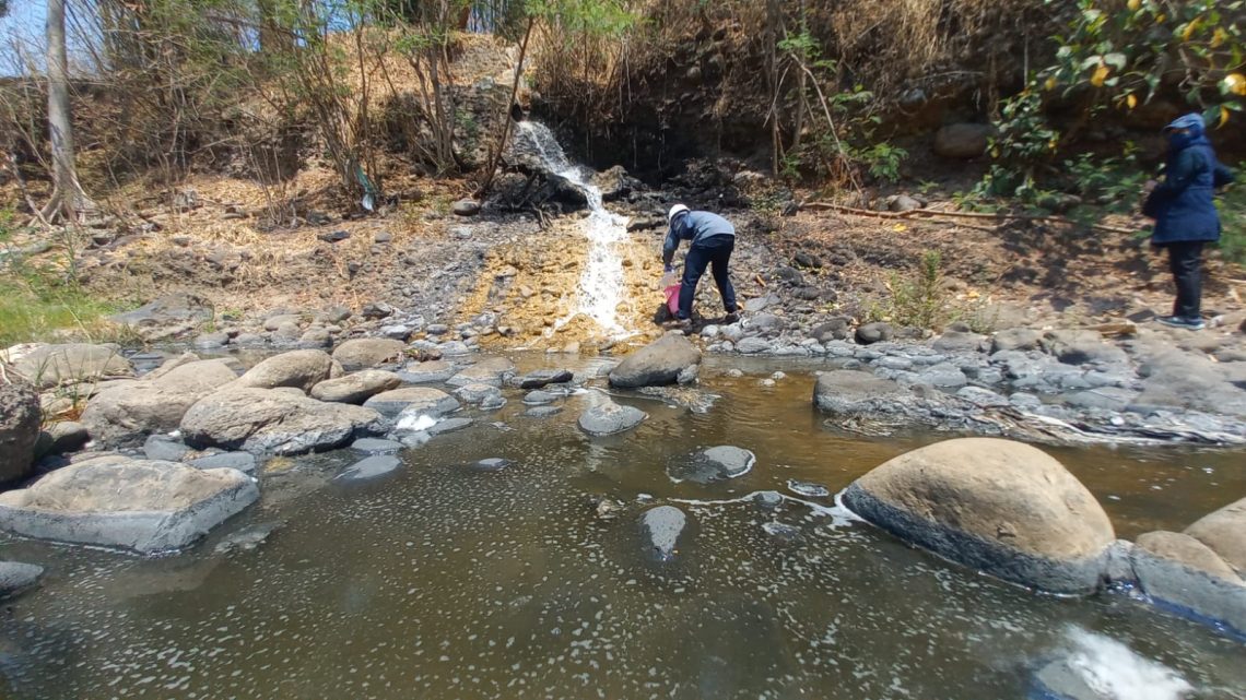 DLH Jatim Ambil Sampel Air Dari Sungai Welang dan Saluran Pembuang Limbah Pabrik di Pasuruan 1 Tim DLH Jatim mengecek sampel air di Sungai Welang dan saluran pembuangan limbah pabrik Satoria Group di Desa Wrati, Kecamatan Kejayan, Kabupaten Pasuruan, pada Jumat (20/10/2023) pagi. Foto: Laoh Mahfud/Tugu Jatim