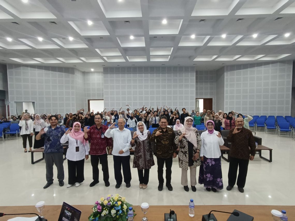 Seminar Nasional LPPM Universitas Negeri Malang Kupas Peran Pendidikan dan Pembelajaran di Era 5.0 1 Para narasumber seminar berfoto bersama dengan para peserta seminar. Foto: Yona Arianto/Tugu Jatim