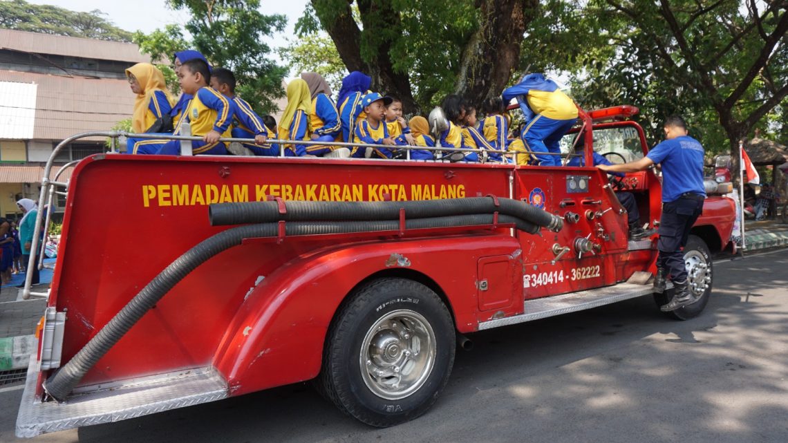 Anak-anak TK Tunas Bangsa Malang naik mobil Damkar Kota Malang. Foto: Yona Arianto/Tugu Jatim