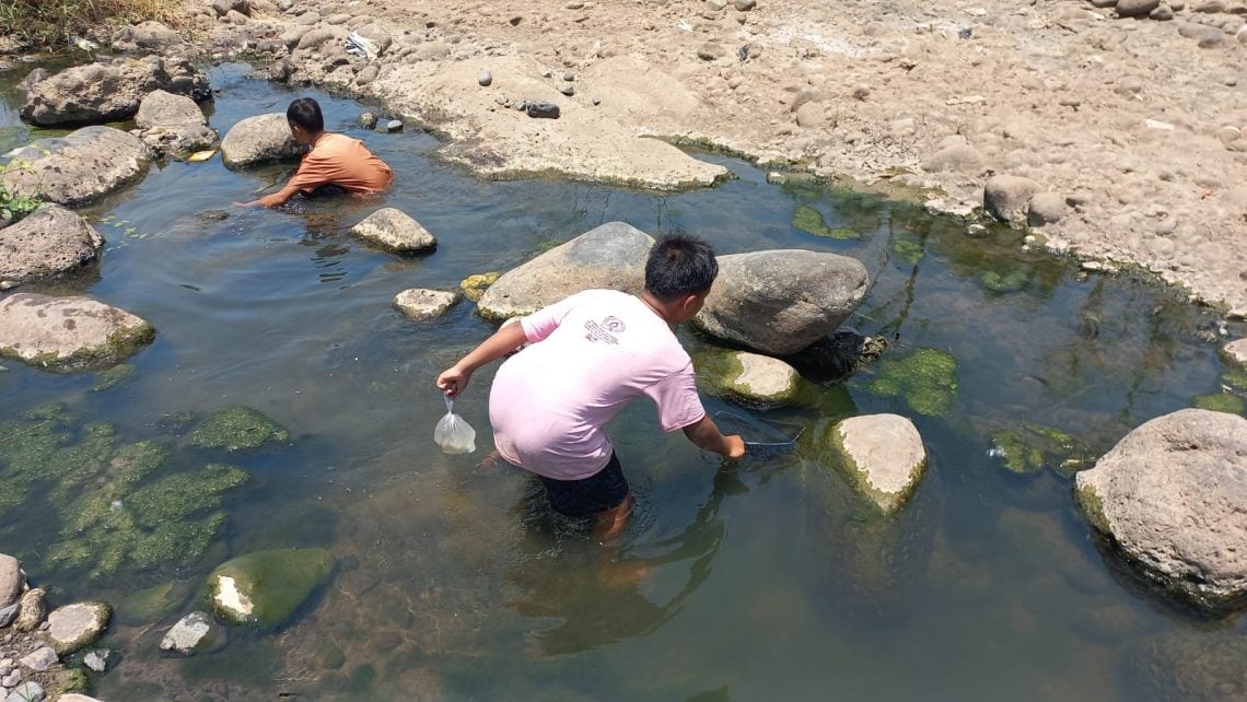 Sungai Welang di Desa Wrati, Kecamatan Kejayan, Kabupaten Pasuruan, pada Jumat (20/10/2023). Foto: Laoh Mahfud/Tugu Jatim