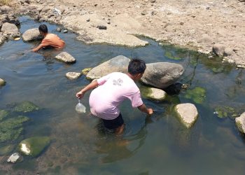 Selain Ambil Sampel Air, DLH Jatim Imbau Warga Tak Buang Sampah di Sungai Welang Pasuruan